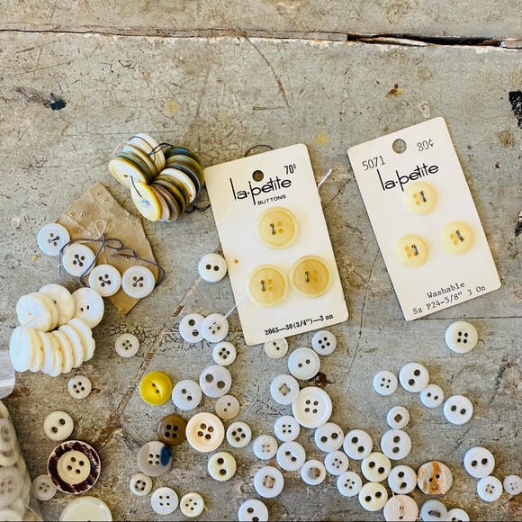 ♥️ Vintage ♥️ White & Cream Button Lot - Picture 2 of 10